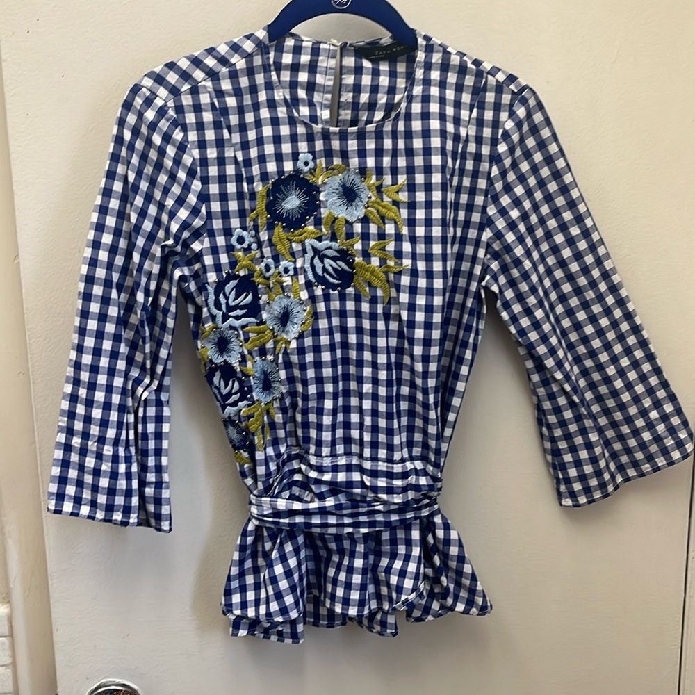 Zara woman blouse with stitched design. Size XS